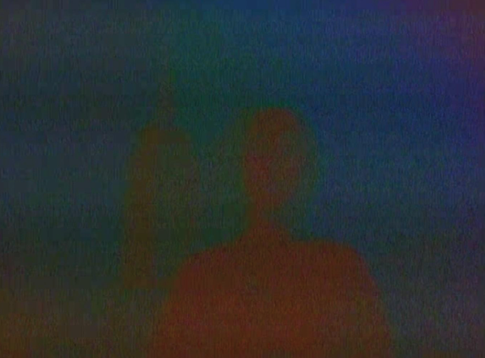 Dos personas con ropa oscura están en un ambiente con iluminación tenue y colores oscuros.

Description generated by AI
