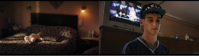 Un dormitorio con una cama grande y un peluche sobre ella a la izquierda y una persona con gorra y camiseta deportiva frente a un televisor encendido a la derecha.

Description generated by AI