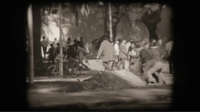 Un grupo de personas vestidas con ropa de abrigo camina y se reúne en un espacio exterior con árboles y una bicicleta visible.

Description generated by AI